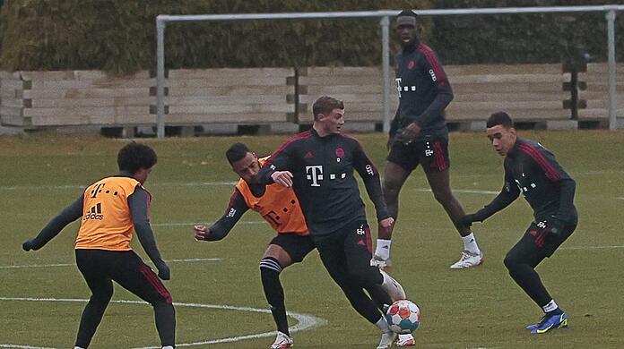 Nach ihrer Corona-Quarantäne zurück im Bayern-Training: Serge Gnabry (l.) und Jamal Musiala (r.), hier mit ihren Teamkollegen Corentin Tolisso, Michaël Cuisance und Tanguy Nianzou (v.l.).