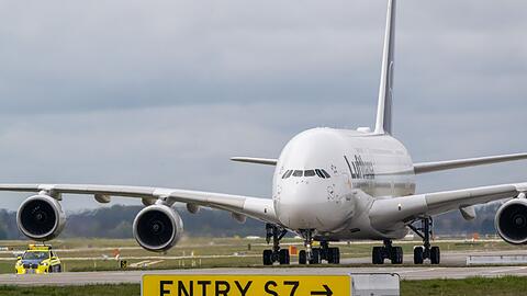 Eine Lufthansa-Maschine des Typs Airbus A380 rollt nach seiner Landung auf dem Flughafen in München zum Hangar.
