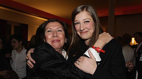 Alexandra Maria Lara (r.) mit ihrer Mutter Doina Platareanu auf einer Veranstaltung in Berlin im Jahr 2010.