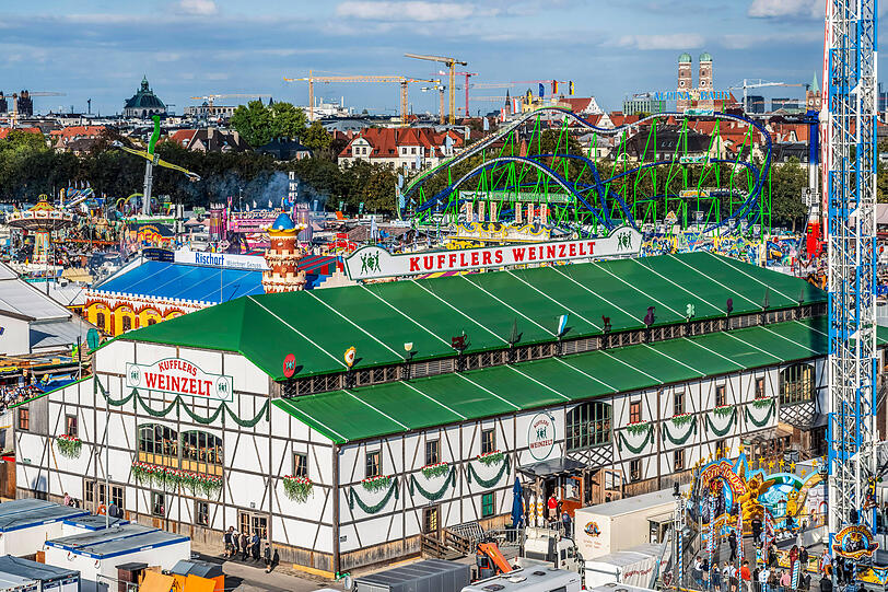 In Kufflers Weinzelt geben Besucher gerne mehr Geld für edle Tropfen aus. Der Wirt sieht das Festzelt aber keineswegs als "Luxuszelt". In Kufflers Weinzelt geben Besucher gerne mehr Geld für edle Tropfen aus. Der Wirt sieht das Festzelt aber keineswegs als "Luxuszelt".