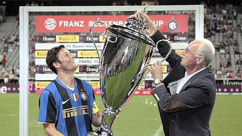 2008 nahm Inter-Kapitän Javier Zanetti von Franz Beckenbauer den gleichnamigen Pokal in Empfang. Am Samstag wikll Inter den Henkelpott holen.