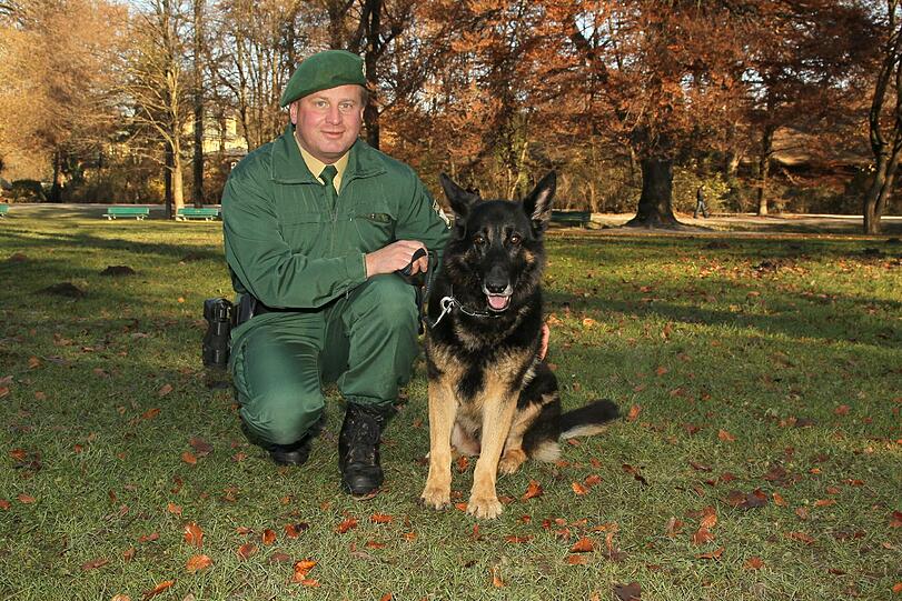 Er riecht den Duft des Geldes: Banknotenhund Balu und sein Herrchen Bernhard Braun. Foto: B. Wackerbauer
