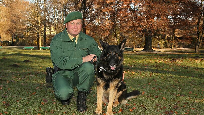 Er riecht den Duft des Geldes: Banknotenhund Balu und sein Herrchen Bernhard Braun. Foto: B. Wackerbauer Er riecht den Duft des Geldes: Banknotenhund Balu und sein Herrchen Bernhard Braun. Foto: B. Wackerbauer