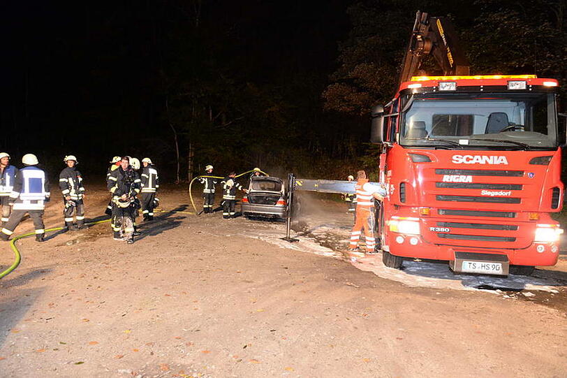 Auf der B 306 bei Siegsdorf brannte ein BMW-Cabrio völlig aus. Der Fahrer konnte sich in letzter Sekunde retten. Die Bilder vom Feuerwehreinsatz.