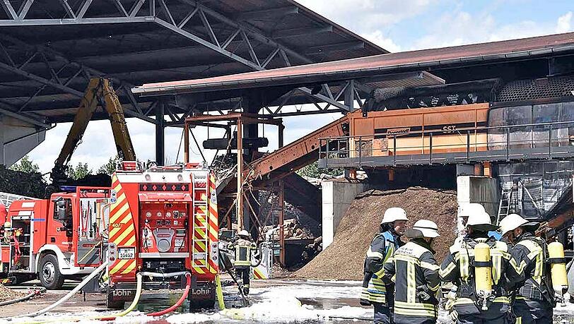 In einem Heizkraftwerk für Biomasse im Taufkirchener Ortsteil Potzham brach am Montagmittag ein Feuer aus. Die Feuer war mit mehreren Löschzügen vor Ort. In einem Heizkraftwerk für Biomasse im Taufkirchener Ortsteil Potzham brach am Montagmittag ein Feuer aus. Die Feuer war mit mehreren Löschzügen vor Ort.
