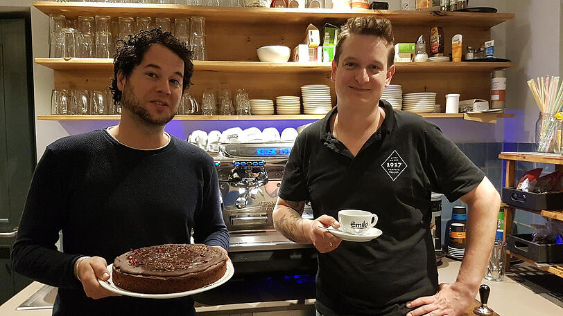Bieten Kaffeeklatsch und Abendunterhaltung (v.l.): Johannes Bayrlein und Philipp Rothhaas mit Kuchen von Kuchentratsch.
