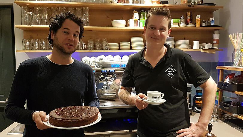 Bieten Kaffeeklatsch und Abendunterhaltung (v.l.): Johannes Bayrlein und Philipp Rothhaas mit Kuchen von Kuchentratsch. Bieten Kaffeeklatsch und Abendunterhaltung (v.l.): Johannes Bayrlein und Philipp Rothhaas mit Kuchen von Kuchentratsch.