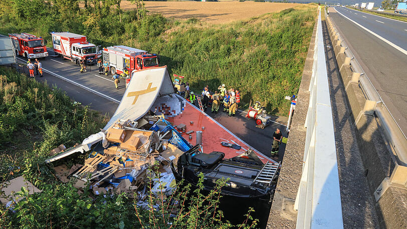 Der Lastwagen wurde komplett zerstört, der Fahrer mit schweren Verletzungen ins Krankenhaus gebracht. Die Bilder vom Unfallort.