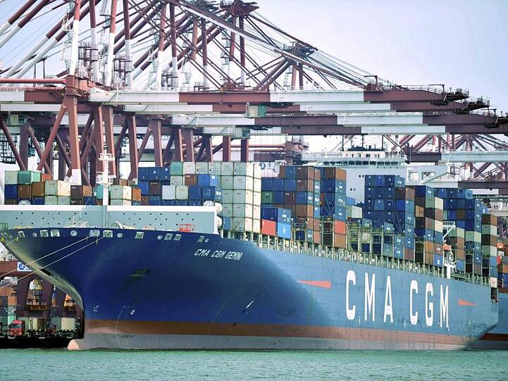 Ein Containerschiff liegt im Hafen von Qingdao: Die zweitgrößte Volkswirtschaft steht vor einer Reihe von Herausforderungen.