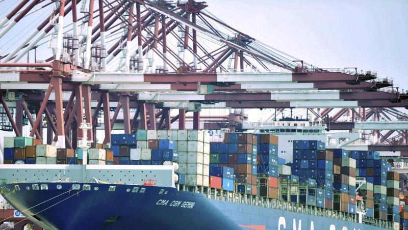 Ein Containerschiff liegt im Hafen von Qingdao: Die zweitgrößte Volkswirtschaft steht vor einer Reihe von Herausforderungen. Ein Containerschiff liegt im Hafen von Qingdao: Die zweitgrößte Volkswirtschaft steht vor einer Reihe von Herausforderungen.
