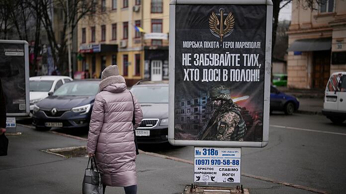 Ein Transparent in Krywyj Rih mit der Aufschrift: "Marineinfanteristen - Helden von Mariupol - vergesst nicht die, die noch in Gefangenschaft sind".