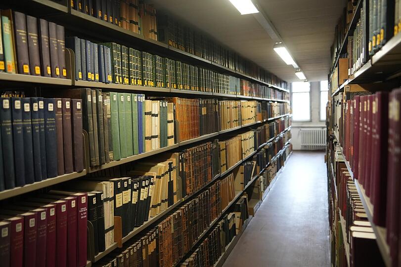 Ein Blick in das Magazin der Bibliothek im 3. Stock. Hier sind die Bücher nicht nach Alphabet, sondern nach Größe sortiert, um Platz zu sparen.