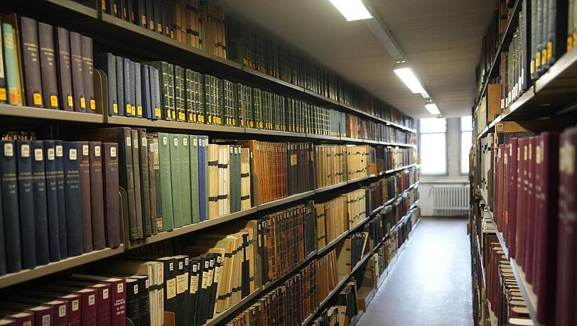 Ein Blick in das Magazin der Bibliothek im 3. Stock. Hier sind die Bücher nicht nach Alphabet, sondern nach Größe sortiert, um Platz zu sparen. Ein Blick in das Magazin der Bibliothek im 3. Stock. Hier sind die Bücher nicht nach Alphabet, sondern nach Größe sortiert, um Platz zu sparen.