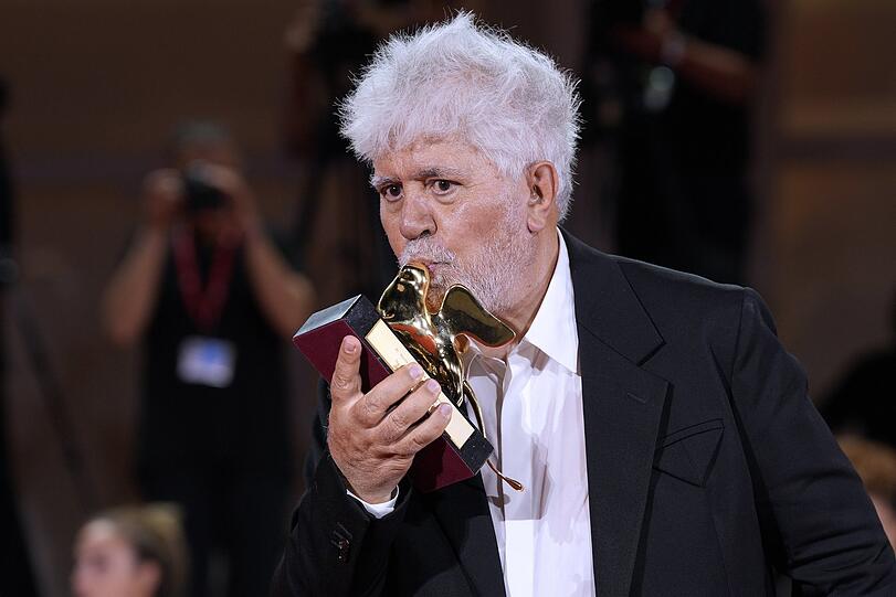 Bussi für den Goldenen Löwen: Pedro Almodóvar mit seiner Trophäe auf der Bühne des Palazzo del Cinema in Venedig. Sein "The Room Next Door" hat die Jury am stärksten überzeugt.
