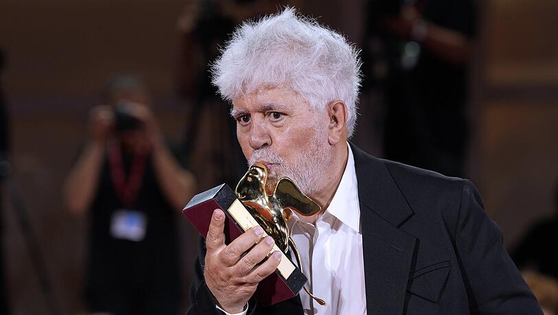 Bussi für den Goldenen Löwen: Pedro Almodóvar mit seiner Trophäe auf der Bühne des Palazzo del Cinema in Venedig. Sein "The Room Next Door" hat die Jury am stärksten überzeugt.