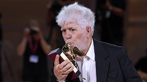 Bussi für den Goldenen Löwen: Pedro Almodóvar mit seiner Trophäe auf der Bühne des Palazzo del Cinema in Venedig. Sein "The Room Next Door" hat die Jury am stärksten überzeugt.
