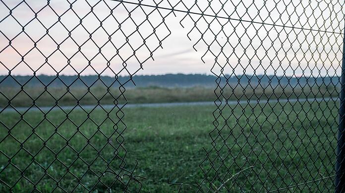 Gegen zwei Aktivisten, die sich im August vergangenen Jahres auf dem Rollfeld des Nürnberger Flughafens festgeklebt hatten, ist jetzt Anklage erhoben worden. (Archivbild)