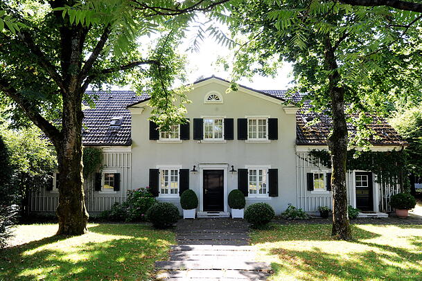 Das Wohnhaus des Komikers, Zeichners und Schriftstellers Loriot in Ammerland (Oberbayern) in der N&auml;he des Starnberger Sees.