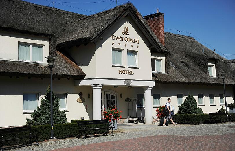 Im Hotel Dwor Oliwski in Danzig ist man auf die deutsche Nationalmannschaft bestens vorbereitet. Hier wird Jogis Elf die nächsten Wochen residieren - die Bilder.