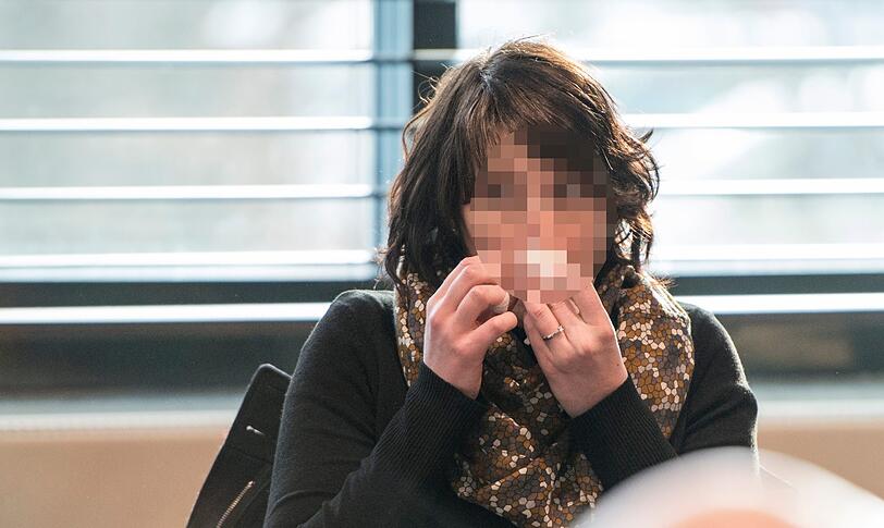 Die ehemalige Kollegin des erschossenen Polizisten ist am 21.02.2013 in Augsburg (Bayern) im Gerichtssaal zu sehen. Sie wurde damals durch einen Streifschuss verletzt.