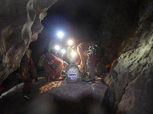 Die Retter in der Riesending-Schachthöhle in Berchtesgaden weichen dem Verletzten keine Minute von der Seite.