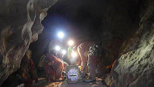 Die Retter in der Riesending-Schachthöhle in Berchtesgaden weichen dem Verletzten keine Minute von der Seite. Die Retter in der Riesending-Schachthöhle in Berchtesgaden weichen dem Verletzten keine Minute von der Seite.