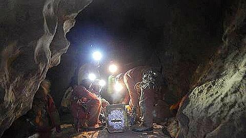 Die Retter in der Riesending-Schachthöhle in Berchtesgaden weichen dem Verletzten keine Minute von der Seite.