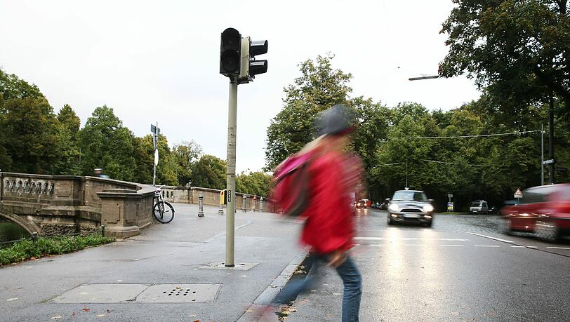 Sechs Wochen testet die Stadt an der Gerner Brücke, ob’s die Ampeln wirklich braucht. Sechs Wochen testet die Stadt an der Gerner Brücke, ob’s die Ampeln wirklich braucht.