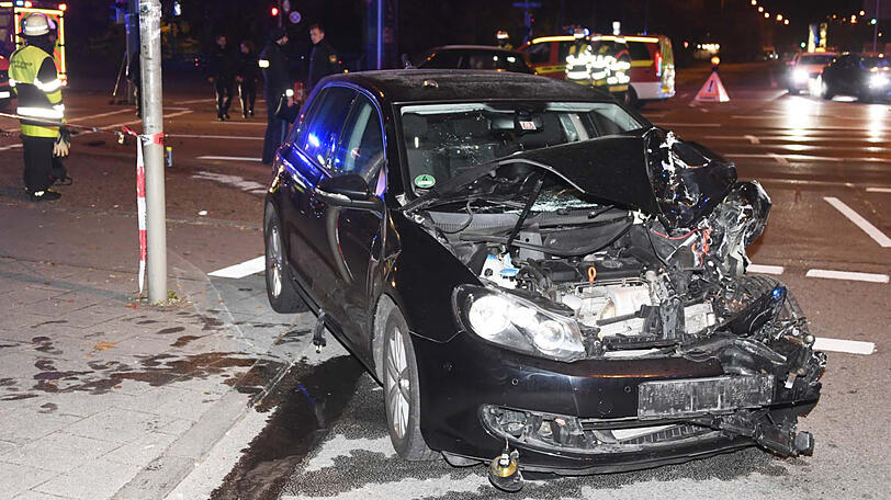 Dieser Crash hätte durchaus schlimmer ausgesehen können - fünf der sechs Unfallbeteiligten wurden nur leicht verletzt, eine Person mittelschwer. Die Bilder vom Unfallort.
