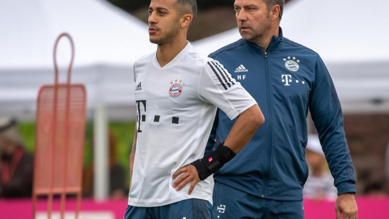 Trainer Hansi Flick (r) und Thiago während einer Übungseinheit des FC Bayern München am Vormittag auf dem Trainingsgelände. Foto: Peter Kneffel/dpa/Archivbild Trainer Hansi Flick (r) und Thiago während einer Übungseinheit des FC Bayern München am Vormittag auf dem Trainingsgelände. Foto: Peter Kneffel/dpa/Archivbild