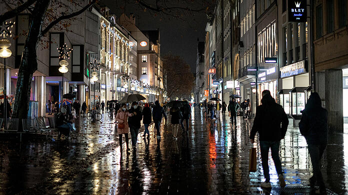Die Fußgängerzone in München, gespickt mit unzähligen Bekleidungsgeschäften. (Archivbild)