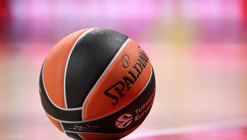 Ein Basketball liegt auf dem Spielfeld Ein Basketball liegt auf dem Spielfeld