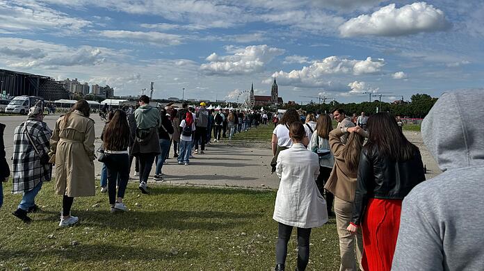 EM-Fanfest auf der Theresienwiese: Die Tageskasse war auf einen Container reduziert, der Eingang ein Nadelöhr. Die Anstellschlange ging bis zur U-Bahn Poccistraße.