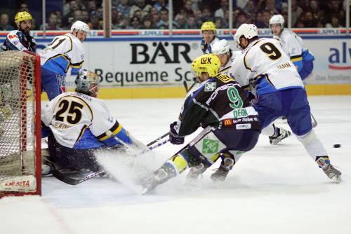 Am Ende nützte aller Einsatz nichts: Der EHc um Keeper Sebastian Elwinf verlor das erste Finalspiel  in Bietigheim mit 3:2.