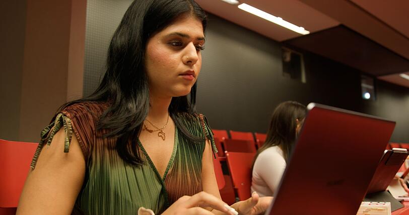 Samira büffelt für ihr Jura-Studium, dass sie sich mit einem 20-Stunden-Job finanziert. Samira büffelt für ihr Jura-Studium, dass sie sich mit einem 20-Stunden-Job finanziert.