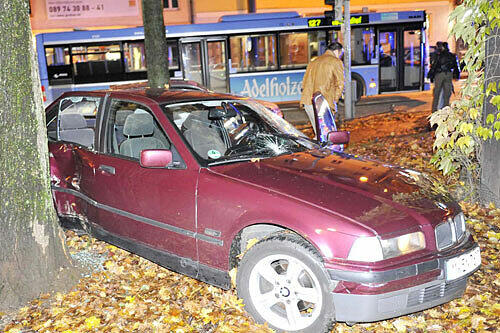 Ein Baum stoppte das missglückte Wendemanöver der 34-Jährigen