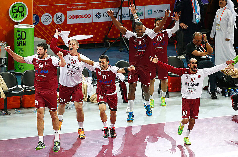 Die Spieler der Nationalmannschaft von Katar feiern den Einzug in das Finale der Handball-WM.
