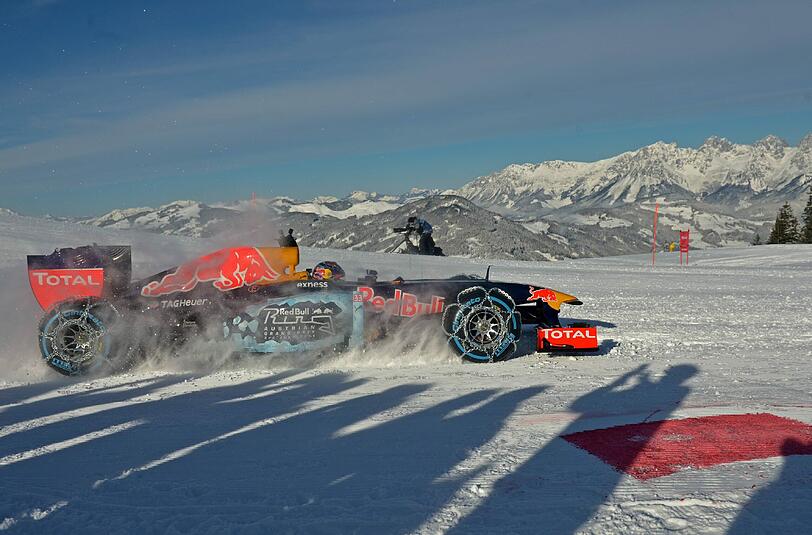 Lautlose Drifts, statt rauchender Gummis: In Kitzbühel fuhr Max Verstappen mit seinem Formel-1-Renner vor malerischer Bergkulisse auf einer Skipiste.