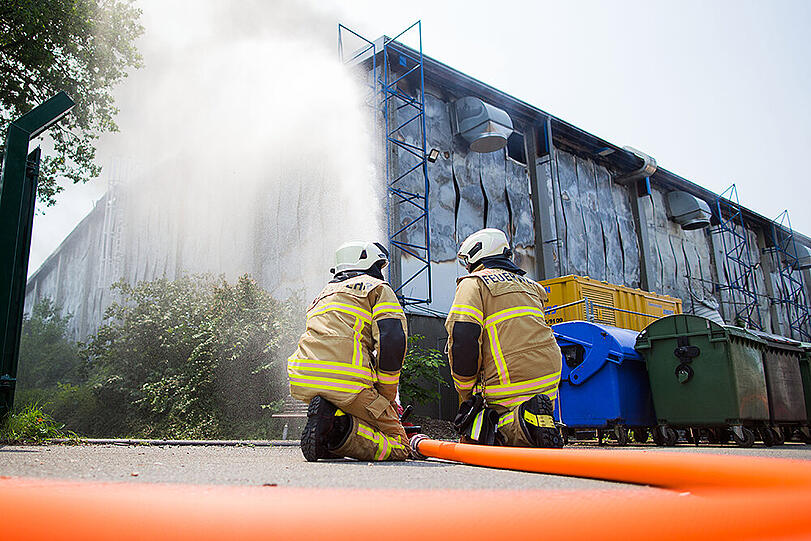 Die schwarzen Rauchschwaden waren kilometerweit zu sehen. Die Bilder vom Großbrand in Düsseldorf.