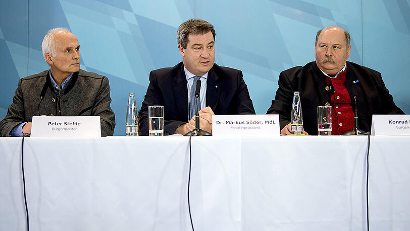 Ministerpräsident Markus Söder (Mitte) spricht ein Machtwort, die Bürgermeister Peter Stehle (l., Obermaiselstein) und Konrad Kienle (Balderschwang) ziehen mit. Nach einem Treffen in der Staatskanzlei geben sie das vorläufige Aus der Skischaukel sowie die weiteren Entwicklungspläne bekannt.