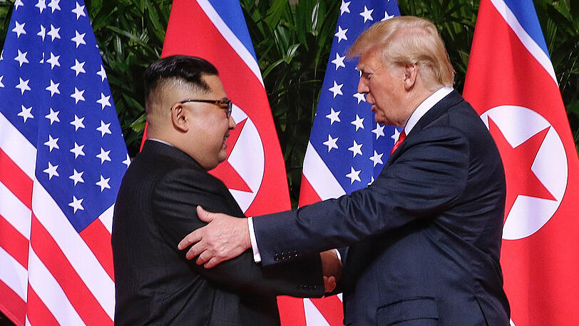 12. Juni 2018: US-Präsident Donald Trump (r) und Nordkoreas Machthaber Kim Jong Un bei ihrem Treffen in Singapur. Ein historischer Handschlag nach Jahrzehnten der Feindschaft, sicherlich - aber ob er auch nachhaltig sein wird?