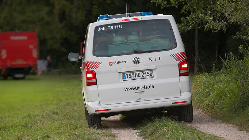 Bilder vom Notarzteinsatz am Tachinger See - die 63-Jährige ist gestorben, kurz nachdem sie ins Krankenhaus.