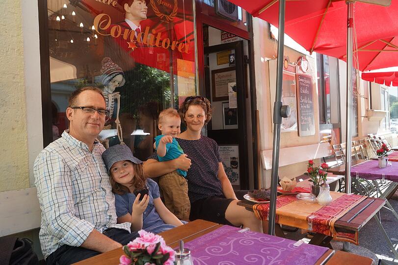 Die beste Konditorei der Stadt? Im &bdquo;Muffins&rsquo;n&rsquo;More&ldquo; schmecken die Gebäckkreationen offenbar auch den Kleinen &ndash; trotz des bemützten Skeletts in der Auslage.