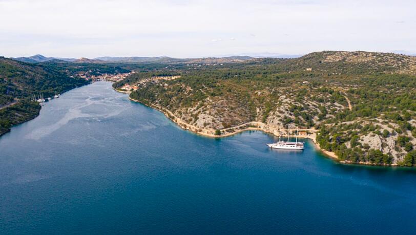 Die Badebucht auf dem Weg nach Sibenik, aufgenommen mit einer Drohne. Die Badebucht auf dem Weg nach Sibenik, aufgenommen mit einer Drohne.