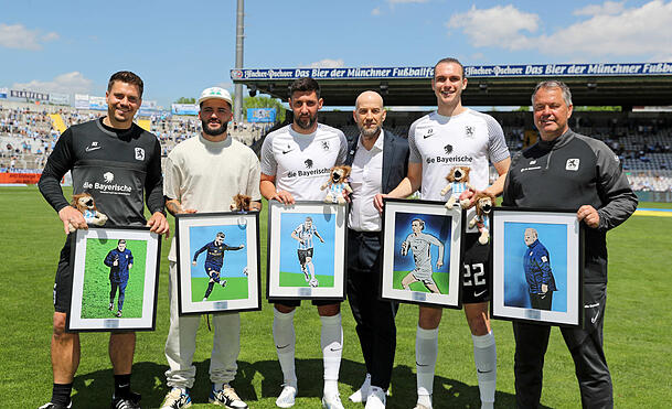 Tim Linsbichler wurde vor dem Spiel gegen Borussia Dortmund II neben Matthias Luginger, Keanu Staude, Stephan Salger und Günter Brandl verabschiedet.