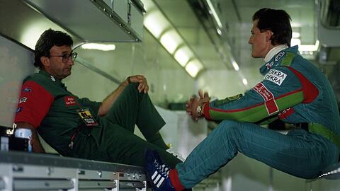 Michael Schumacher (r.) tauscht sich vor seinem ersten Formel-1-Rennen im belgischen Spa im August 1991 mit Eddie Jordan aus.