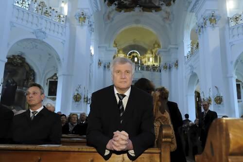 Horst Seehofer sucht den direkten Draht zu Gott.