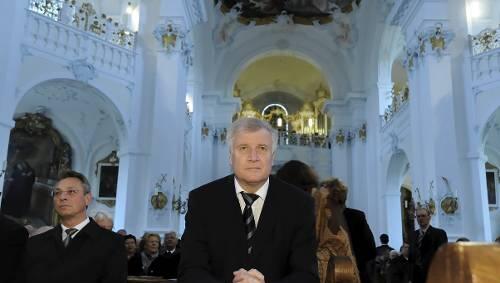 Horst Seehofer sucht den direkten Draht zu Gott. Horst Seehofer sucht den direkten Draht zu Gott.