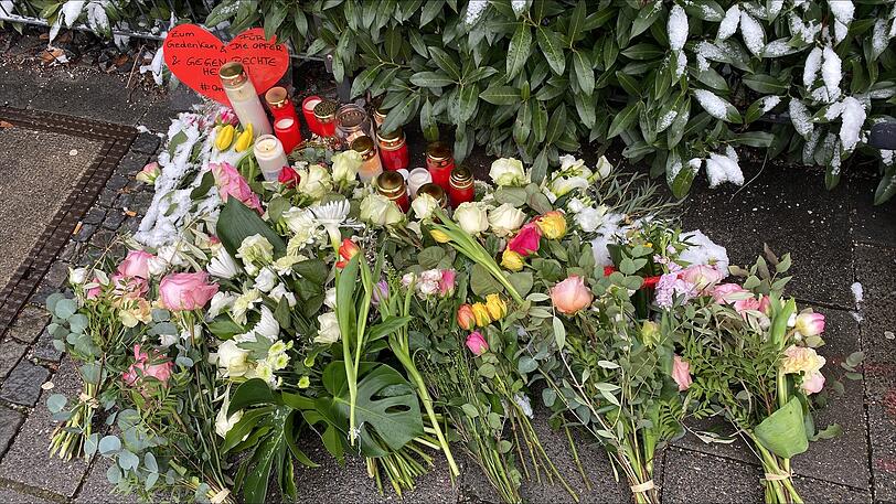 Grünen-Politiker haben Rosen an der Gedenkstätte in München niedergelegt.