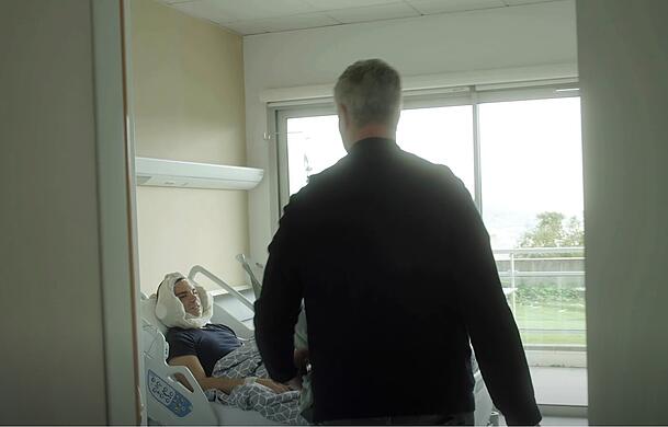 Ralf Schumacher besucht seinen Partner Étienne im Krankenhaus, nachdem dieser ein Facelift hatte. Ralf Schumacher besucht seinen Partner Étienne im Krankenhaus, nachdem dieser ein Facelift hatte.
